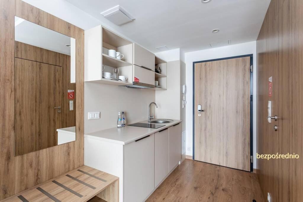 Apartament W Warszawie Dedykowany Parking Podziemny W Cenie, Wifi, Blisko Centrum New Apartment In Warsaw Finished To A High Specification Fitted Out To A High Standard On The 7Th Floor, Wifi, Underground Parking Price Included Εξωτερικό φωτογραφία